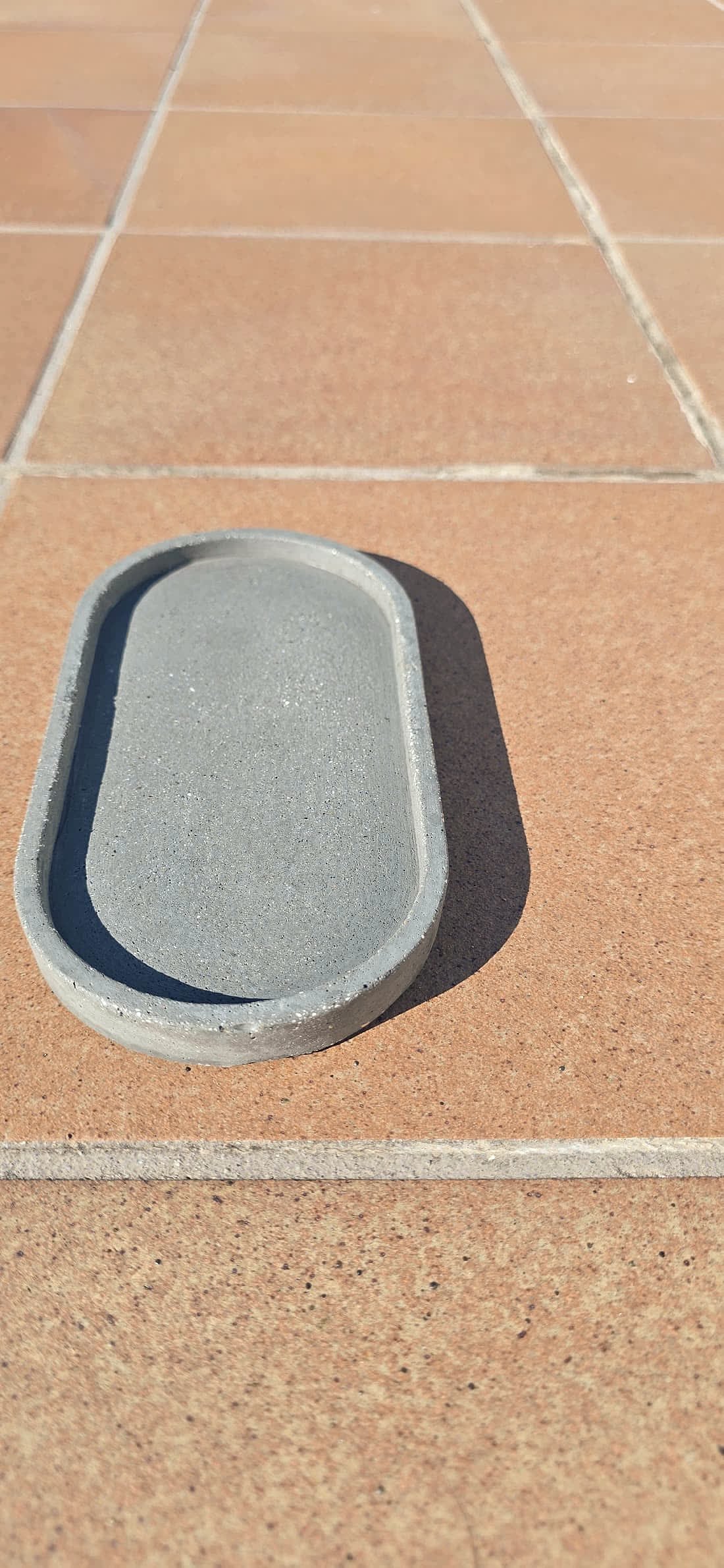 Bandeja ovalada de cemento gris natural para llaves y joyas, artesanía de Sabadell