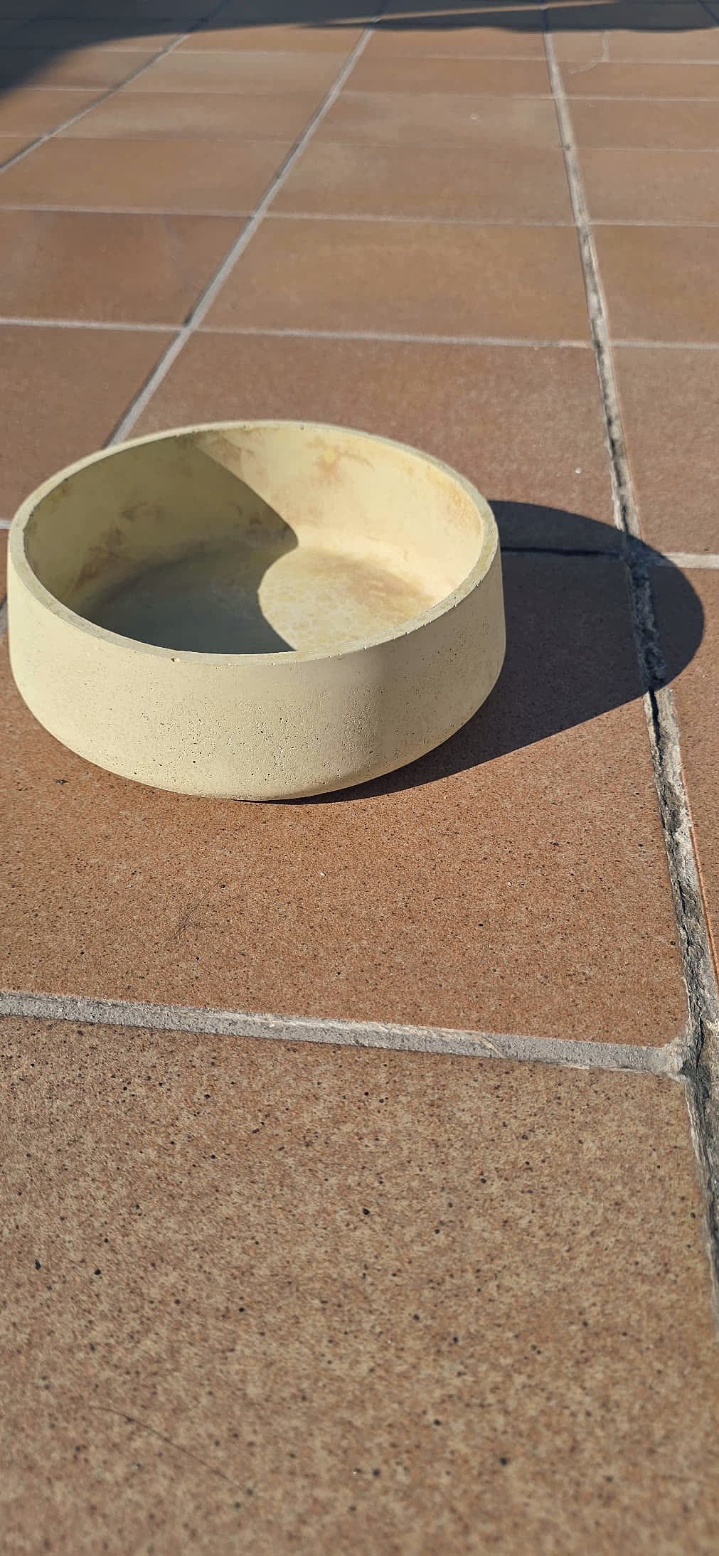 Cuenco bajo de cemento mostaza con vetas naturales del pigmento, hecho a mano