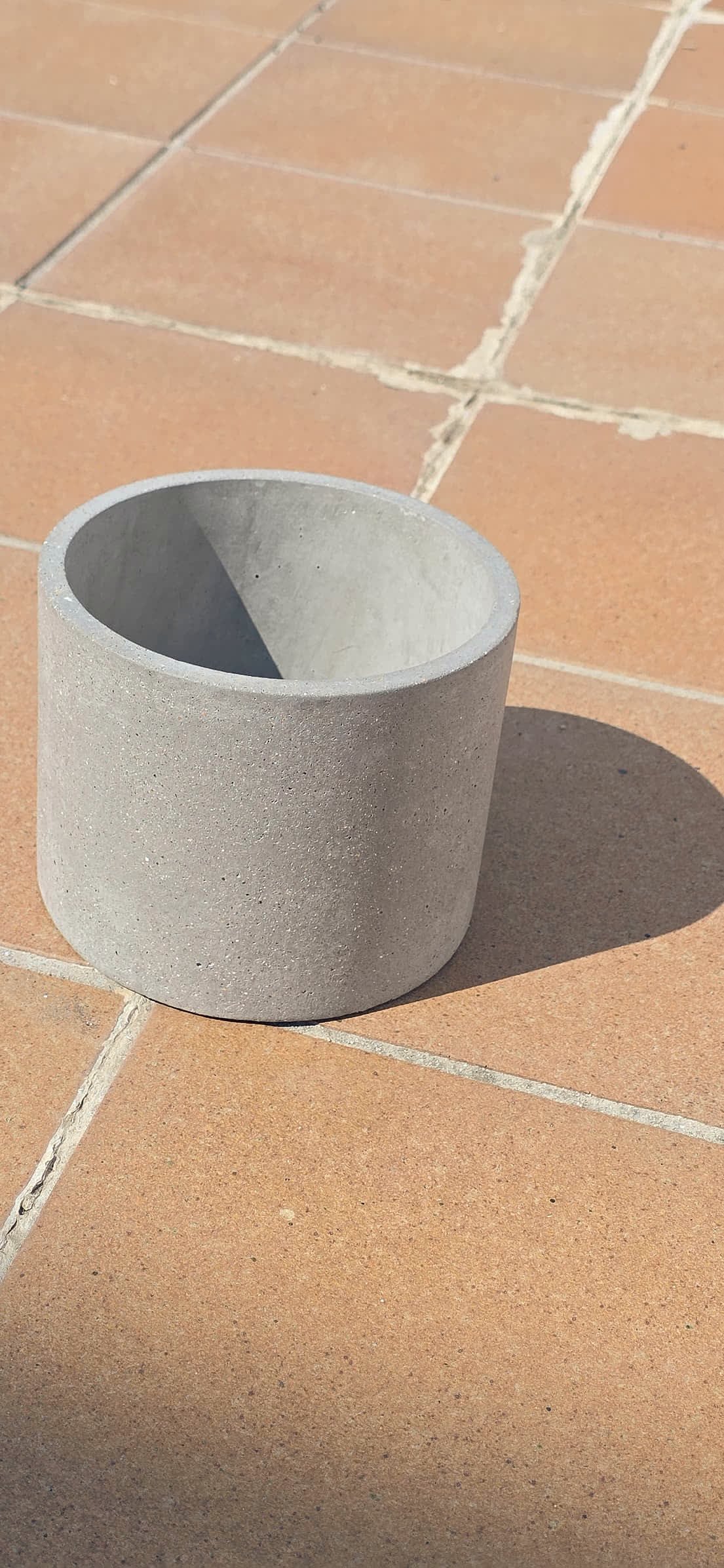 Macetero cilíndrico de cemento gris natural, decoración japandi hecha a mano