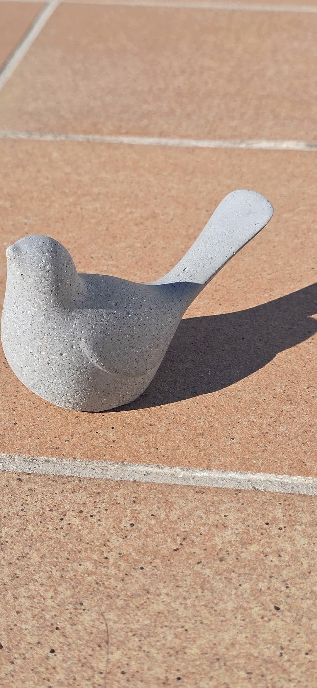 Pájaro de cemento gris natural, pieza decorativa hecha a mano en Sabadell