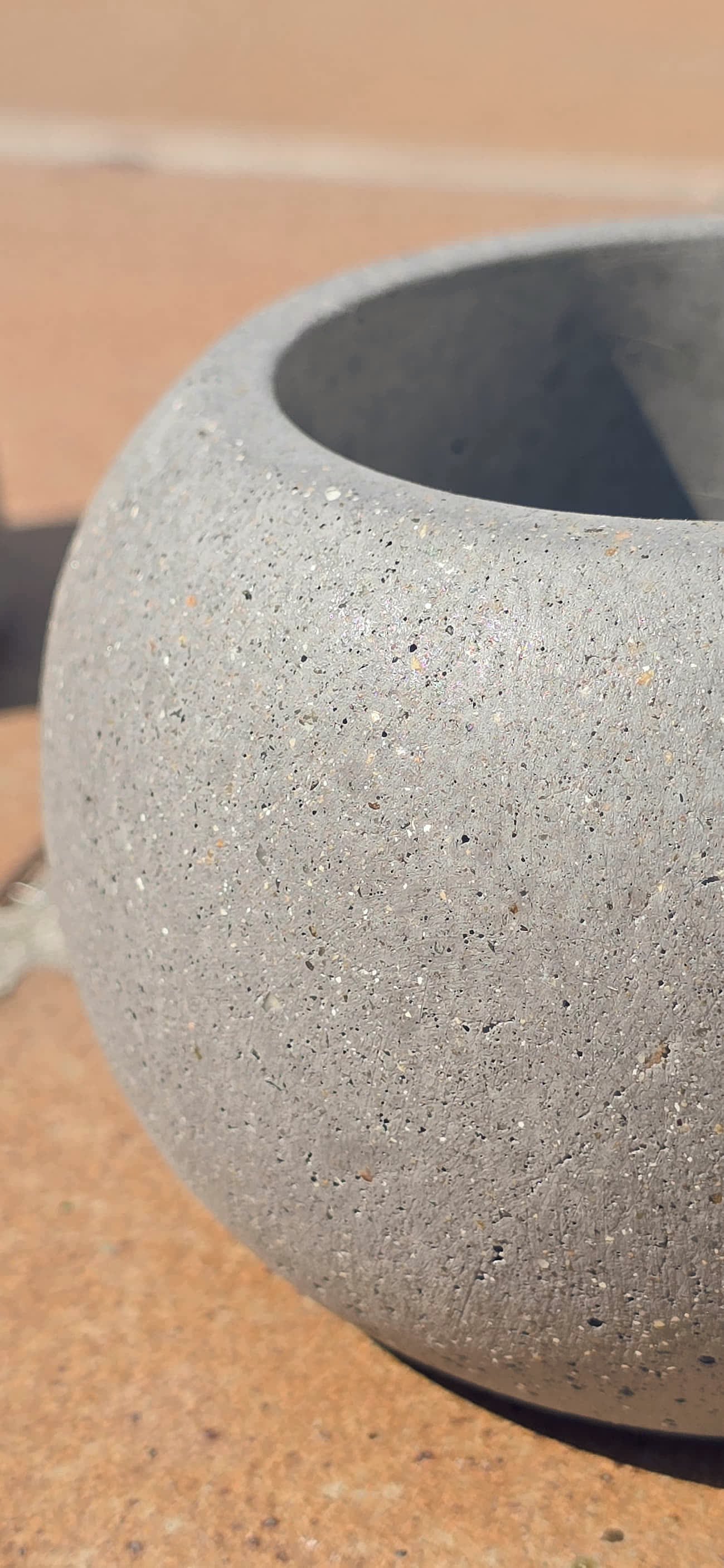 Detalle de la textura del cemento del portavelas esfera Made Taxa